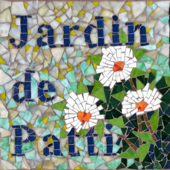 Mosaic art with the words "Jardin de Patti" and three white flowers with orange centers and green leaves.
